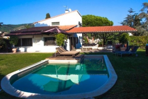 quiet house to enjoy the holidays, with pool and jacuzzi in the garden